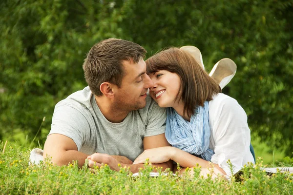 Kissing couple — Stock Photo, Image