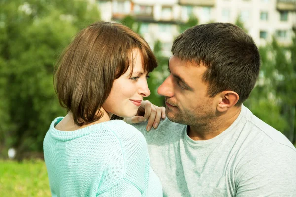 Jovem casal abraçando — Fotografia de Stock