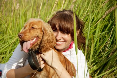 mutlu genç kız köpeğini kucaklayan