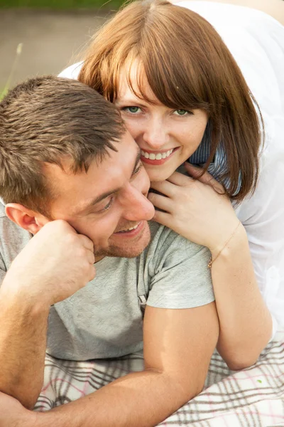 Pareja joven enamorada divirtiéndose — Foto de Stock