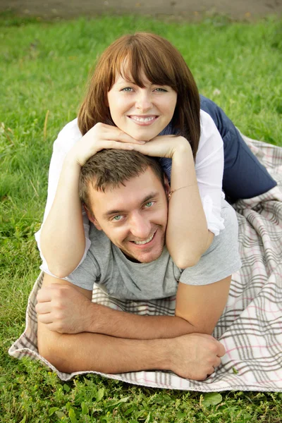 Brincalhão jovem casal se divertindo — Fotografia de Stock