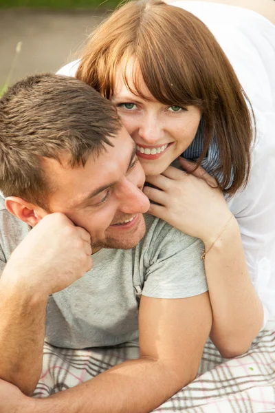 对年轻夫妇在开心的爱 — 图库照片#