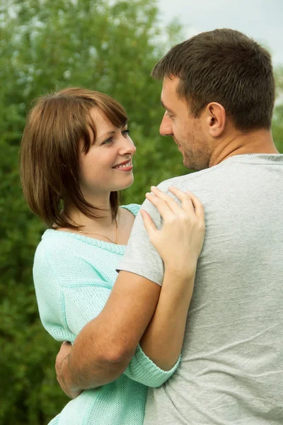 Pareja amorosa abrazándose al aire libre en el parque — Foto de Stock