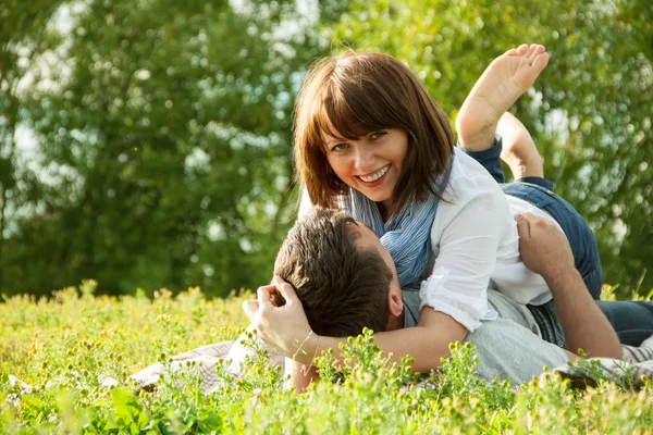 Romantisk relation på sommar picknick — Stockfoto