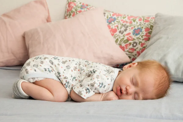 Cute newborn baby boy sleeping on a blanket — Stock Photo, Image