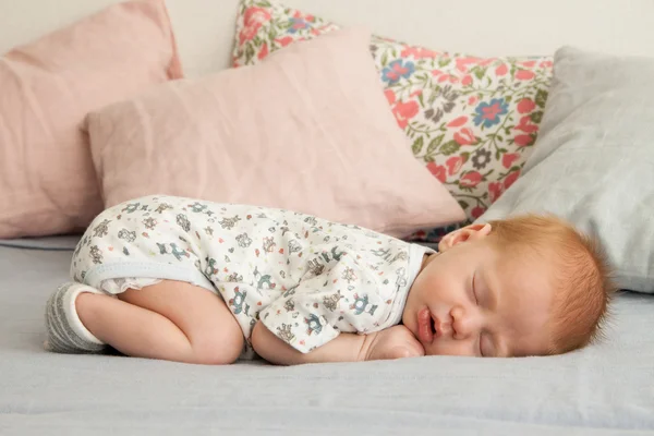 Aranyos újszülött fiú alszik egy takaró — Stock Fotó