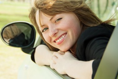 gülümseyen sürücü geri haşhaş kafa yeni araba camdan iken arıyorsunuz