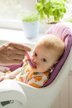 Anne tarafından kaşık beslenme bebek