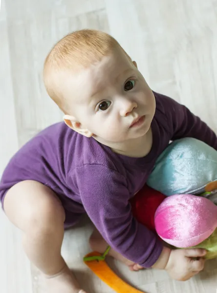 Aranyos baba fiú játék-val toys, és felnézett a felülnézet — Stock Fotó