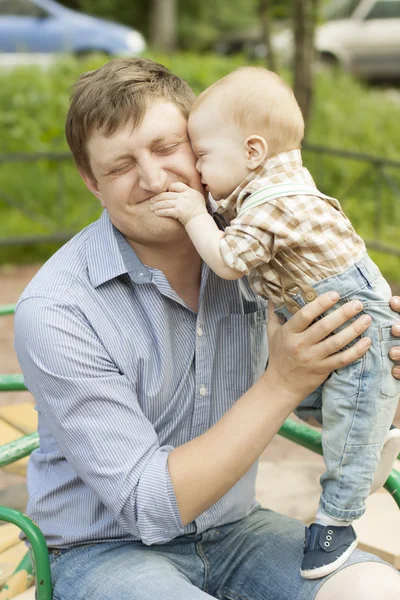 Sohn umarmt und küsst seinen Vater — Stockfoto