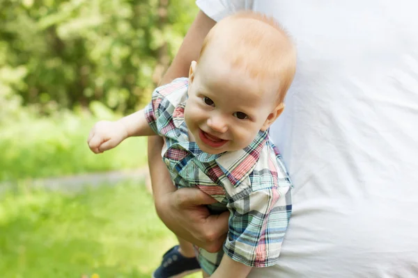 Joyeux rire bébé garçon plaçant avec papa — Photo