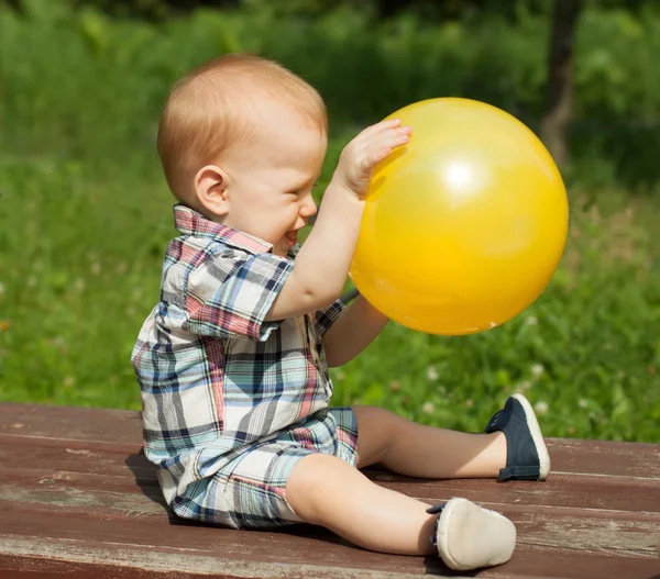 Feliz bebê brincando com uma bola ao ar livre — Fotografia de Stock