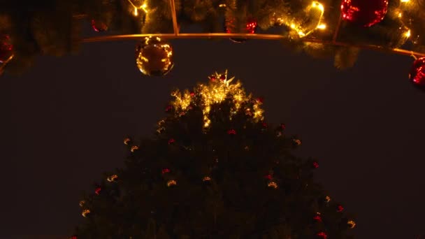 Árbol de Navidad, Luces festivas, Mercado justo tomado en la noche de invierno. — Vídeo de stock