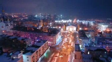 Arial manzaralı Noel ağacı, şenlikli ışıklar kış gecelerinde çekilen adil piyasa. Millet, arabalar şehir merkezinde dolanıyor. Noel Baba bayramları kutlar. Hiperlapse.