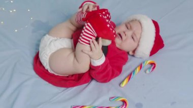 Noel Baba şapkası takan, ağlayan, yeni doğmuş bir bebeğin Noel portresi..