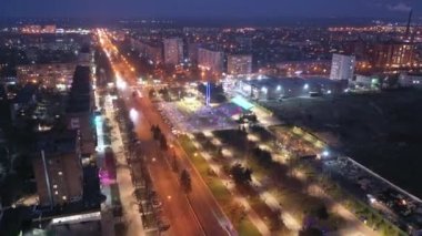 Arial manzaralı Noel ağacı, şenlikli ışıklar kış gecelerinde çekilen adil piyasa. Millet, arabalar şehir merkezinde dolanıyor. Noel Baba bayramları kutlar. Hiperlapse.