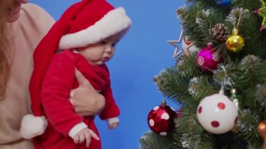 Anne ve bebek süsleme Noel ağacı ile güzel süsler..