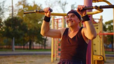 Spor salonunda ve dışarıda egzersiz yapan yaşlı adam..