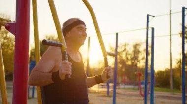 Spor salonunda ve dışarıda egzersiz yapan yaşlı adam..