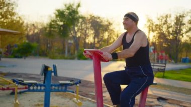 Spor salonunda ve dışarıda egzersiz yapan yaşlı adam..