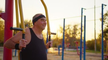 Yaşlı adam spor salonunda ve dışarıda egzersiz yapıyor..