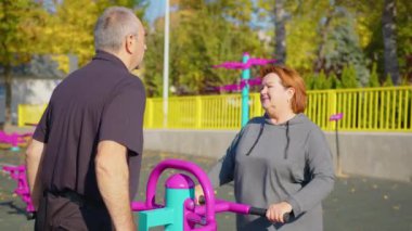 Aktif yaşlı çift parkta ya da bahçede egzersiz yapıyor.,