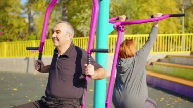 Aktif yaşlı çift parkta ya da bahçede egzersiz yapıyor.,