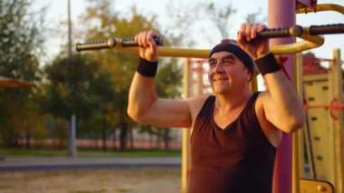 Yaşlı, beyaz bir adam fitness egzersizi yapıyor. Son sınıflar için antrenman. Atletik yaşlı büyükbaba.