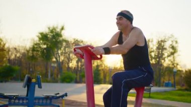 Yaşlı adam spor salonunda ve dışarıda egzersiz yapıyor..