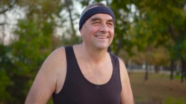 Spor salonunda ve dışarıda egzersiz yapan yaşlı adam..