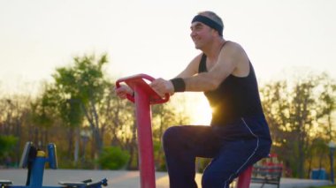 Yaşlı, beyaz bir adam fitness egzersizi yapıyor. Son sınıflar için antrenman. Atletik yaşlı büyükbaba.