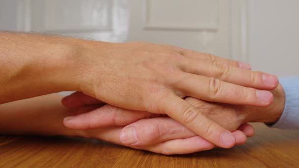 Een troostende hand. Jonge verpleegster houdt oude man vast — Stockvideo