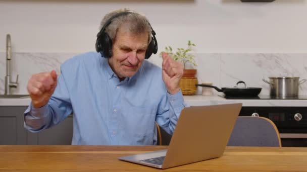 Un hombre de edad avanzada charla de los empleados participan en conferencias en línea utilizando gadget de ordenador. Concepto de comunicación. — Vídeos de Stock