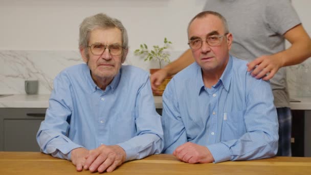 Drei Generationen von Männern lächeln für die Kamera — Stockvideo
