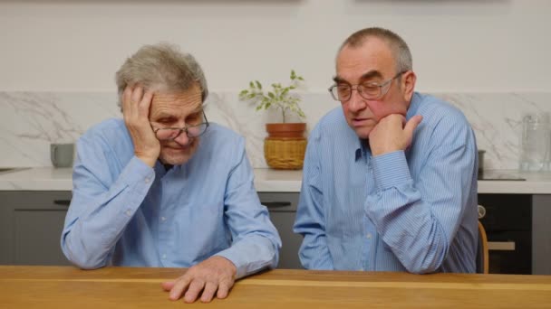 Zwei ältere Männer unterhalten sich am Tisch. Älteres Kommunikationskonzept — Stockvideo