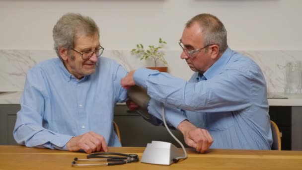 Zwei ältere Männer nehmen Pillen zur Behandlung — Stockvideo