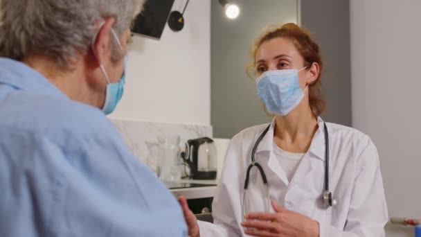 Sağlık ziyaretçinizden ve ev ziyareti sırasında üst düzey bir adam. Kadın bir hemşire ya da doktor bir adam incelenmesi. — Stok video