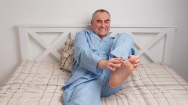 Yatakta yatan yaşlı bir adamın portresi. Ağrı ve sağlık hizmeti kavramı.