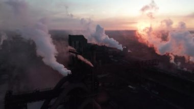 Ekoloji. Sanayi şehri Mariupol, Ukrayna, endüstriyel sanayi ve sis dumanı altında. Hava görünümü.