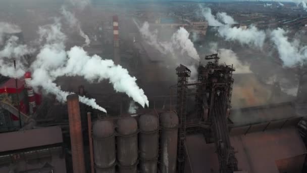 Cidade industrial de Mariupol, Ucrânia, na fumaça de plantas industriais e nevoeiro. Vista aérea. — Vídeo de Stock