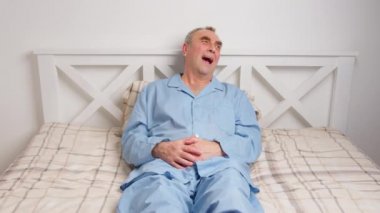 Yatakta yatan yaşlı bir adam şiddetli acıdan muzdarip. Ev hasreti kavramı
