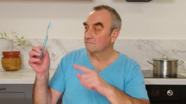 Sunbae, aç şu dişsiz ağzını. Yakın plan portre