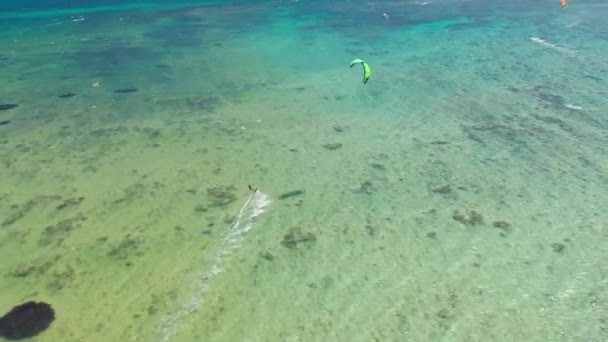 Vista aerea donna aquilone surf in oceano tropicale blu — Video Stock