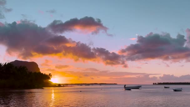 Zonsondergang aan het strand in La Gaulette Mauritius — Stockvideo