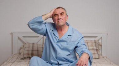 Yatakta yatan yaşlı bir adamın portresi. Ağrı ve sağlık hizmeti kavramı.