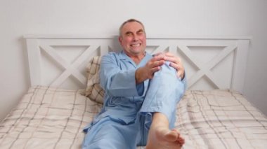 Yatakta yatan yaşlı bir adam şiddetli acıdan muzdarip. Ev hasreti kavramı