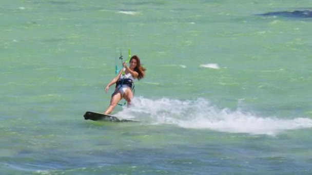 Hermosa chica kitesurf en traje de baño blanco. Kiteboarding extremo en cámara lenta. Verano divertido deportes de acción. — Vídeos de Stock