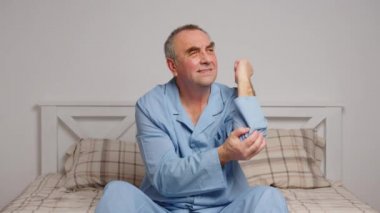 Yatakta yatan yaşlı bir adamın portresi. Ağrı ve sağlık hizmeti kavramı.