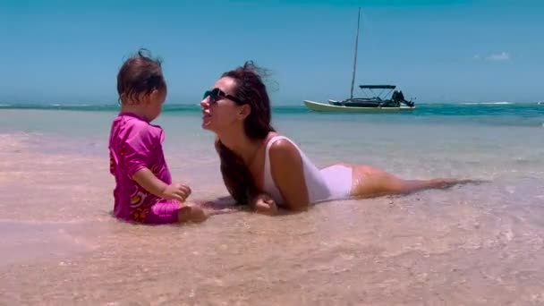 Matka i córka siedzą na plaży. młody kaukaski rodzina matka dziewczyna uśmiech gra dorywczo podróż styl życia relaks raj plaża ocean kochanie — Wideo stockowe
