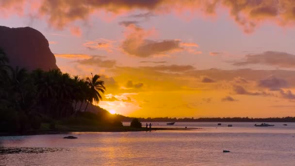 Brilho quente das filmagens do pôr-do-sol ao longo do oceano. O melhor pôr-do-sol do mundo. Pôr do sol oceano no fundo da praia da ilha — Vídeo de Stock